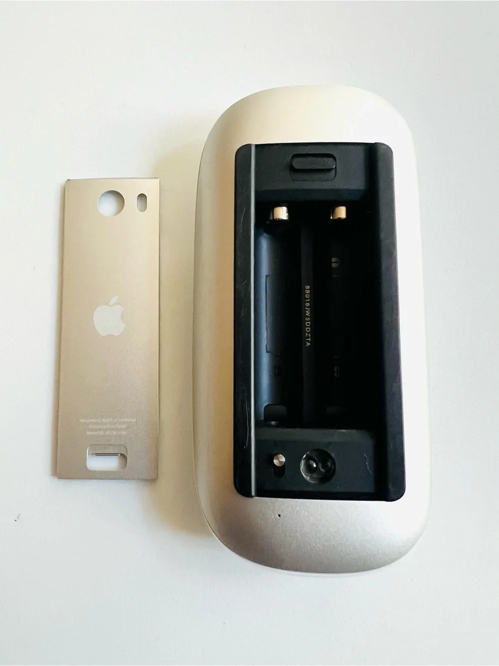 Apple Magic Mouse in White - Wireless Bluetooth Mouse For AA Batteries Tested